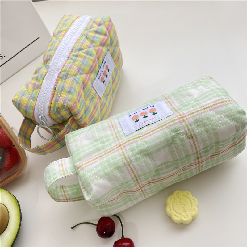19162 Korean artistic pen case, ins Japanese quilted hand-held grid storage and organization, canvas cosmetic bag, stationery Application Scenario