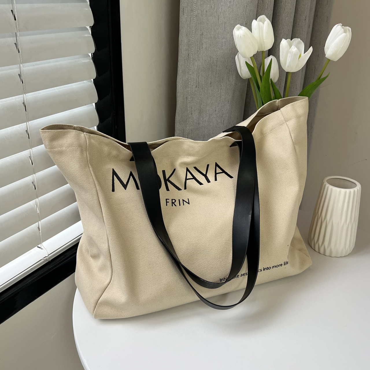 This year, the new large-capacity canvas bags for women are popular, including hand-held shoulder bags and tote bags for college students' commuting to class Application Scenario
