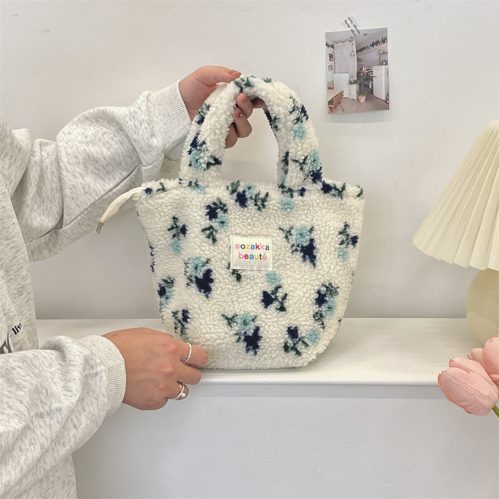 4111 Cute Plush Bag for Women 2024, a hand-carry bag for commuting autumn and winter, a shopping handbag and a lunch bag for work Application Scenario
