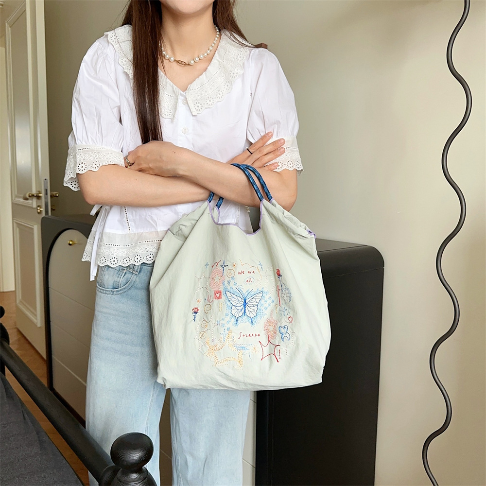 45301 Korean-style fresh and delicate embroidered hand-held Oxford bag, a sweet shopping bag for girls and a handbag for students in class details Picture