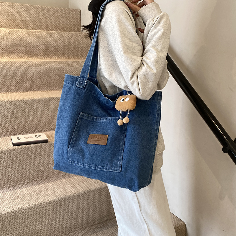 A new large-capacity, niche and artistic tote bag made of denim canvas is selling well. It is a casual and versatile shopping handbag Specification drawing