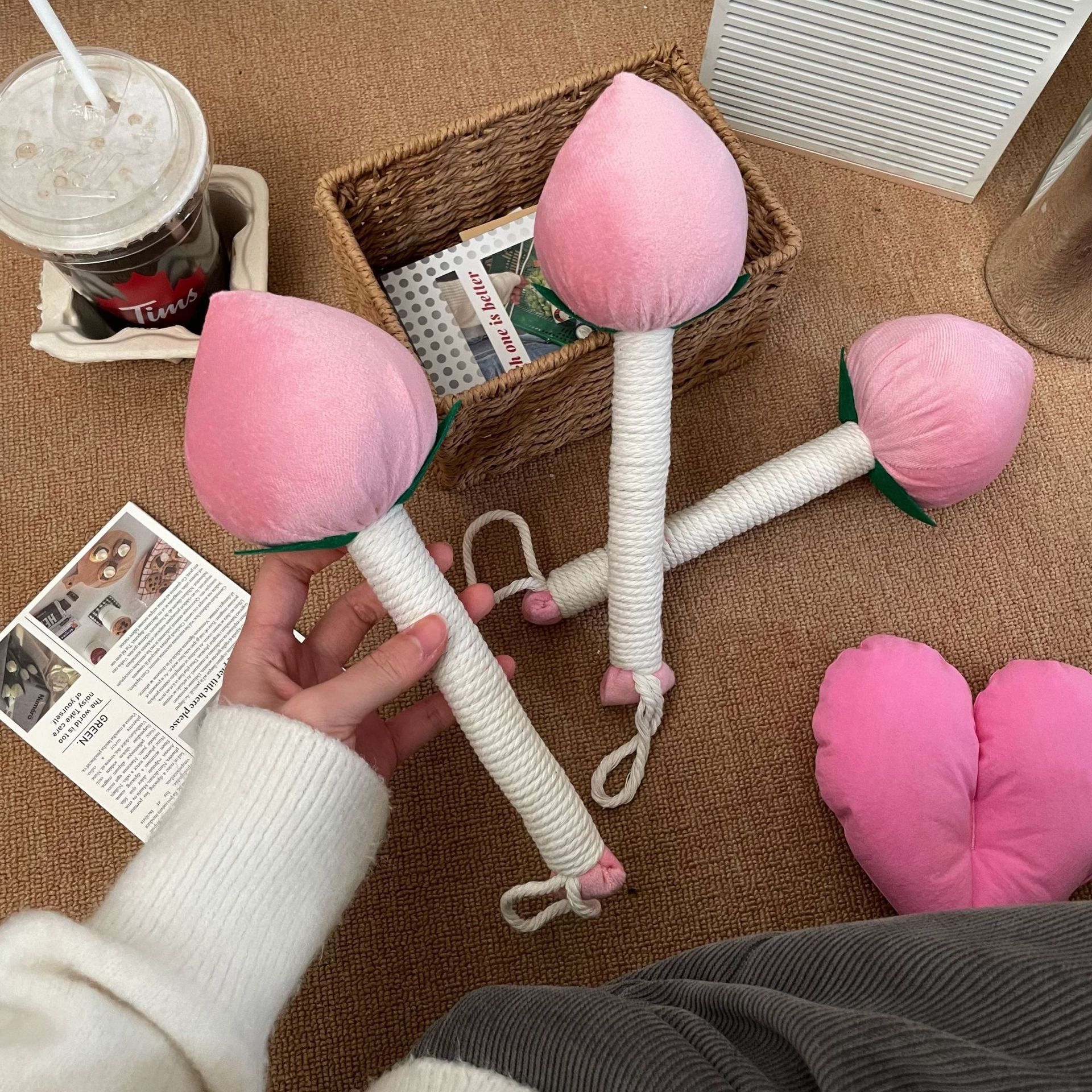 The Longevity peach mugwort stick health hammer is a handheld shoulder and neck meridian massage tool. It can be used at home to tap the back, waist and legs to unblock the meridians and promote blood circulation full figure