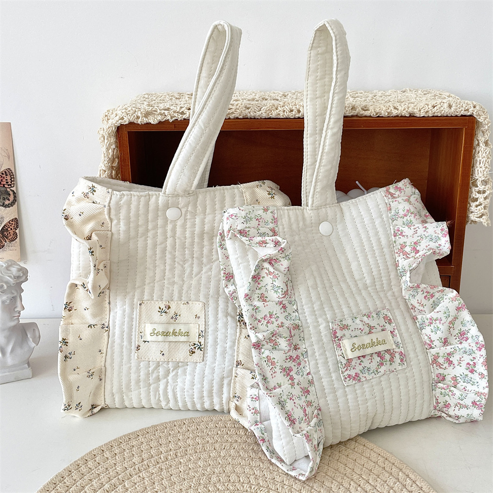 53183 Korean version Instagram new fresh and delicate floral handbag, women's shopping snack wrist bag, quilted hand-held bag Application Scenario