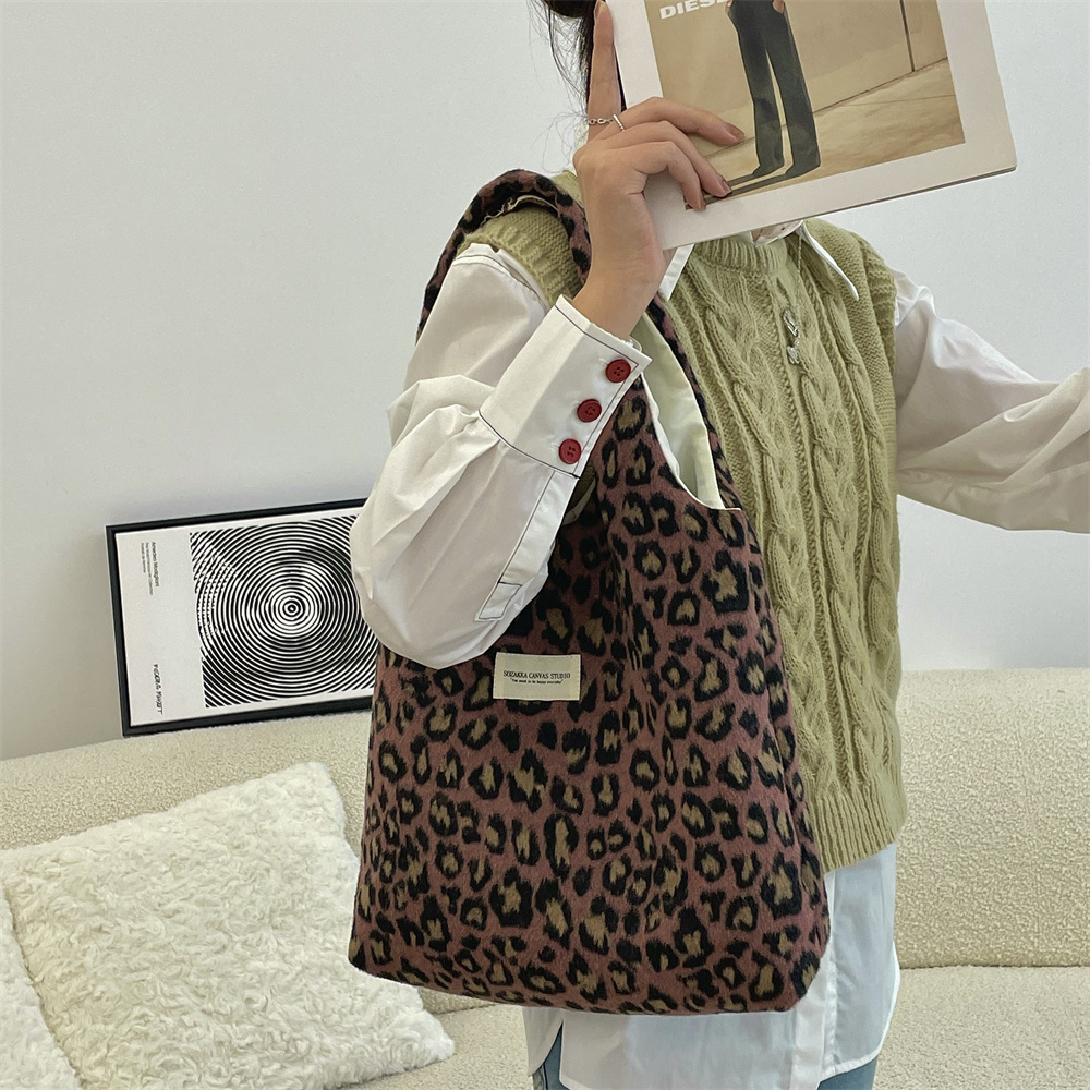 410272 New Korean single-shoulder handbag 2024 Woolen leopard print large-capacity female student class vest bag details Picture