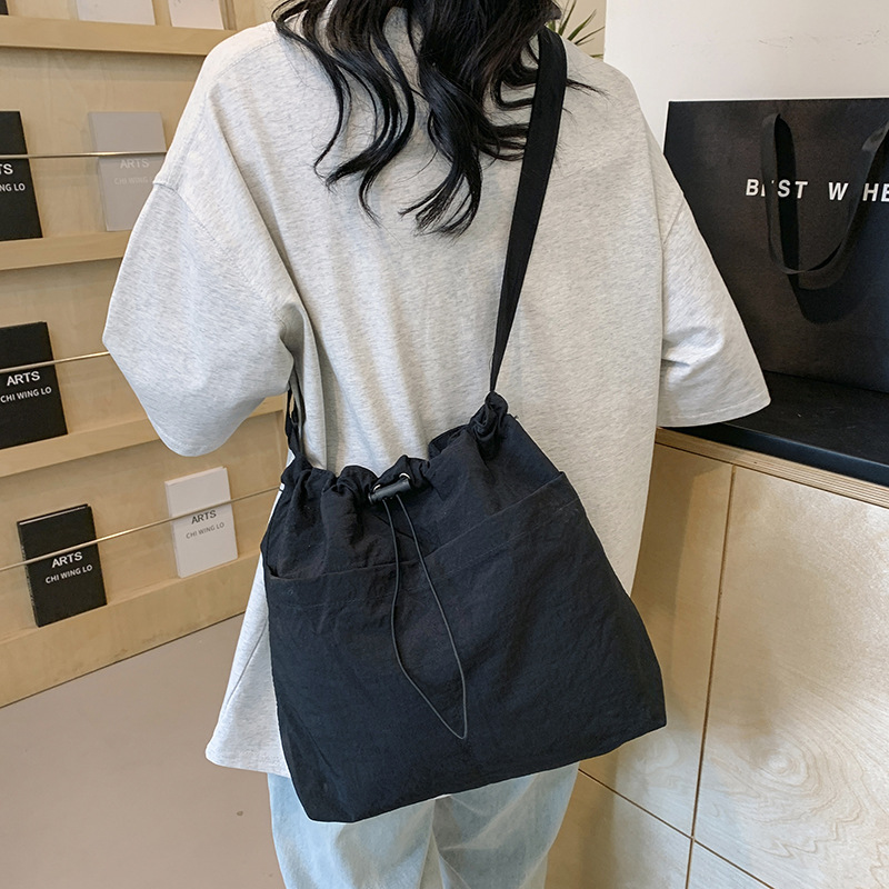 A stylish single-shoulder crossbody bag for 2024, a large-capacity casual commuting bag for classes, and a beautiful and fashionable underarm bag for women Specification drawing