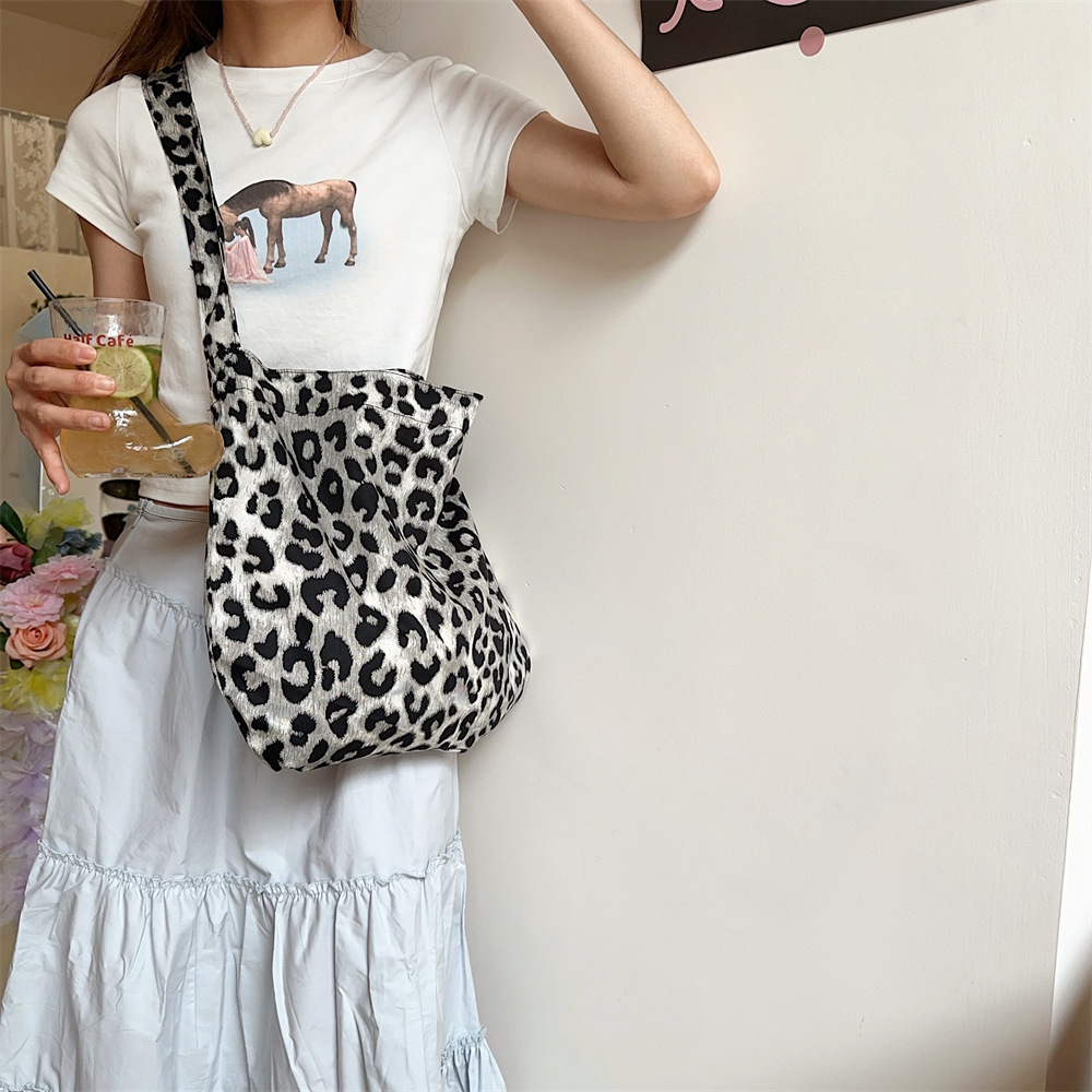 13165 Korean blogger's leopard print canvas bag, laid-back student class shoulder bag, crossbody armpit bag Specification drawing
