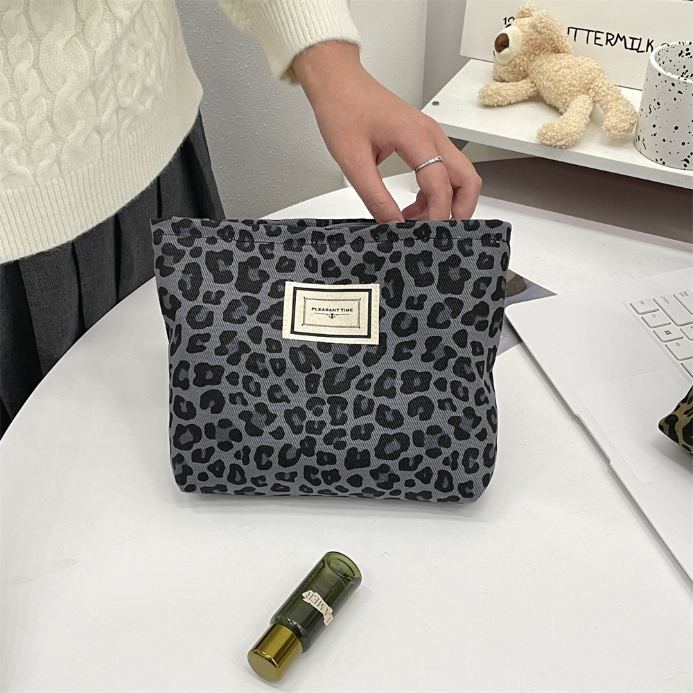 411262 Fashionable leopard print stylish makeup bag, portable canvas phone bag, clutch bag, shopping sundries storage bag Specification drawing