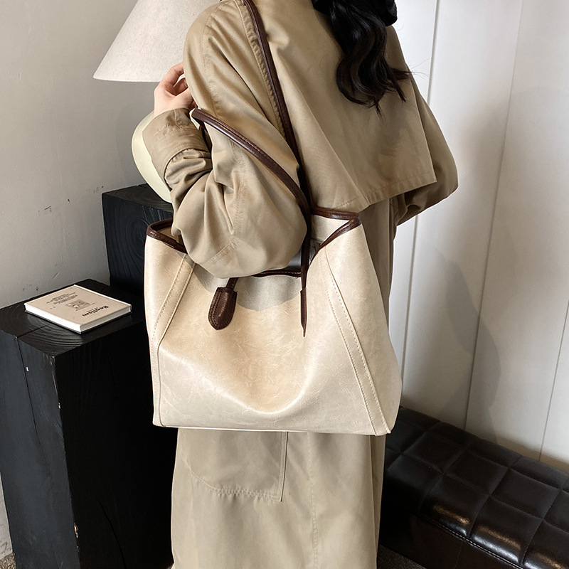 Fashionable and simple single-shoulder bags are selling well. New retro and personalized handbags are available for wholesale. Large-capacity tote bags for casual commuting Application Scenario