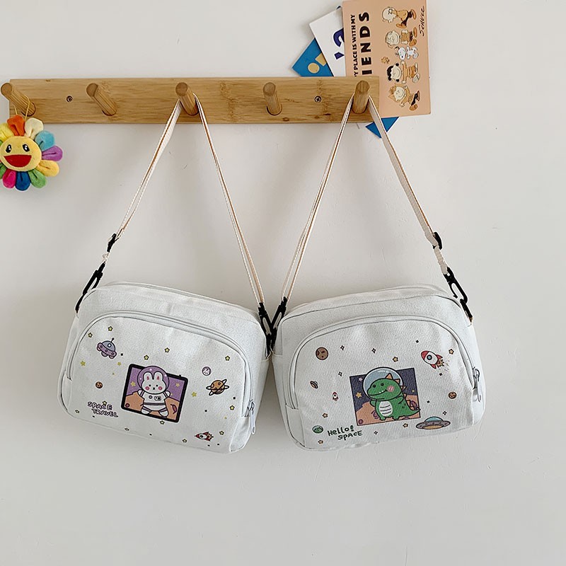 The 2022 new style of the popular Xiaofangbao women's bag, a Korean style fashionable and sweet canvas crossbody bag, is available for one-piece consignment for export full figure