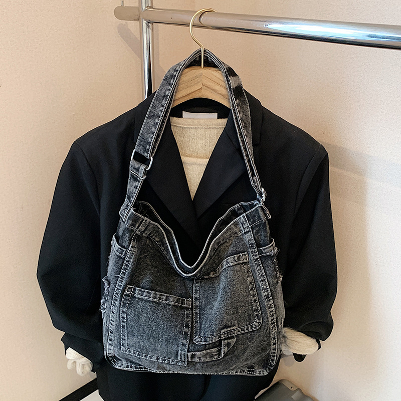 A new retro large-capacity single-shoulder bag, a fashionable and casual women's crossbody bag, and a trendy denim student bag Application Scenario