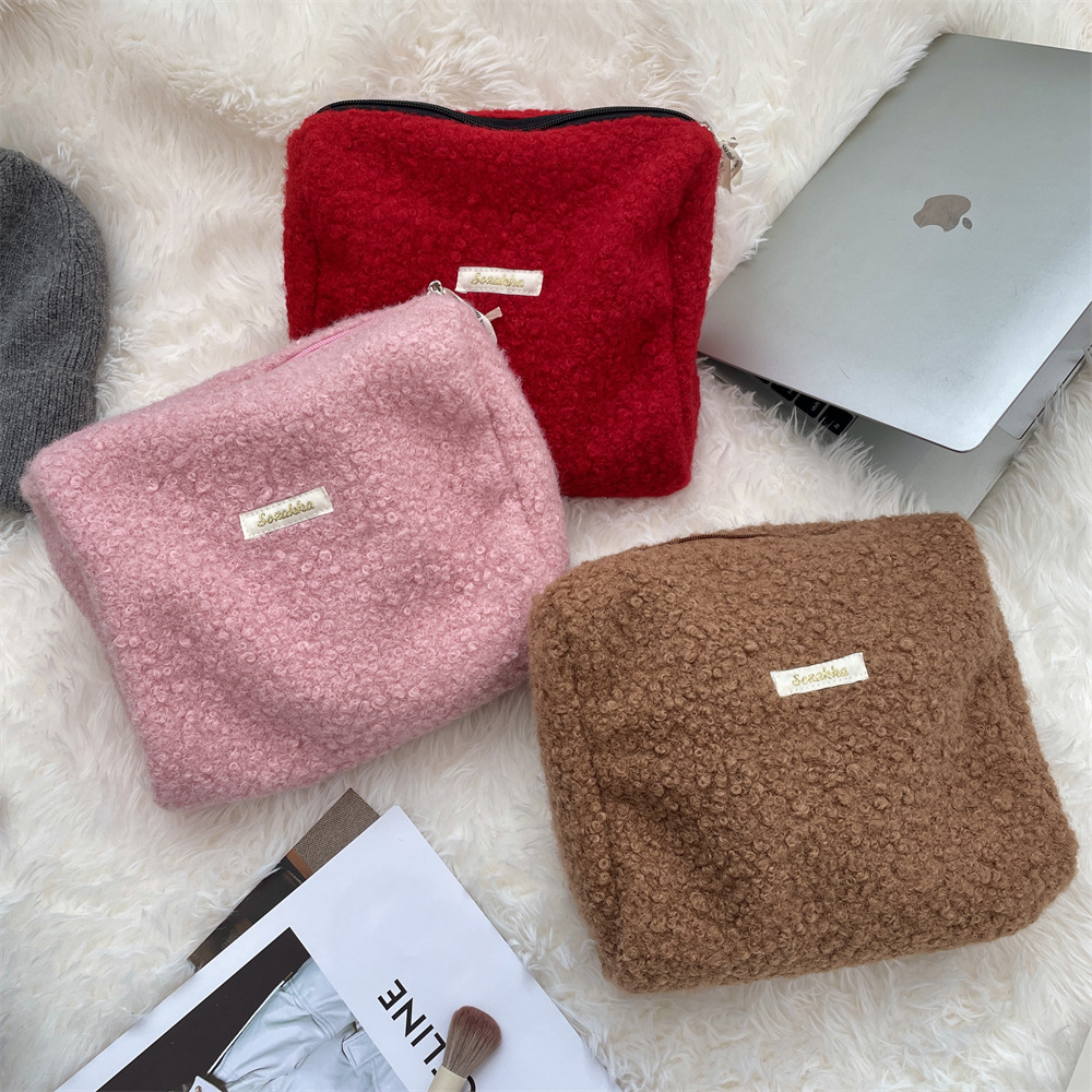 411181 Autumn and winter large-capacity makeup bag, loop fleece skin care product storage, toiletry bag inner liner bag, travel storage Application Scenario