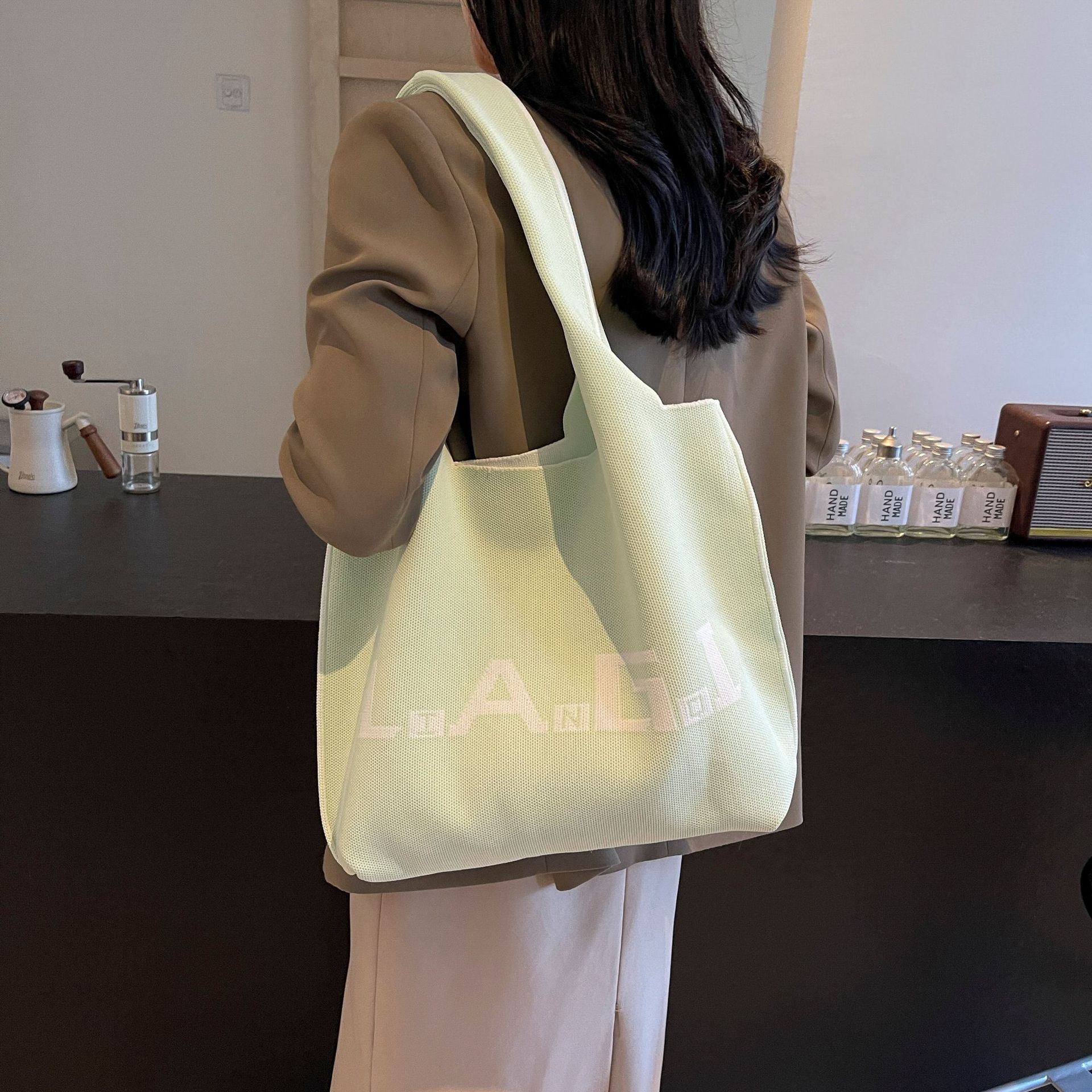 Knitted bag, simple and large-capacity single-shoulder bag, fashionable striped bucket bag for students going out, new tote bag for commuting to work Application Scenario