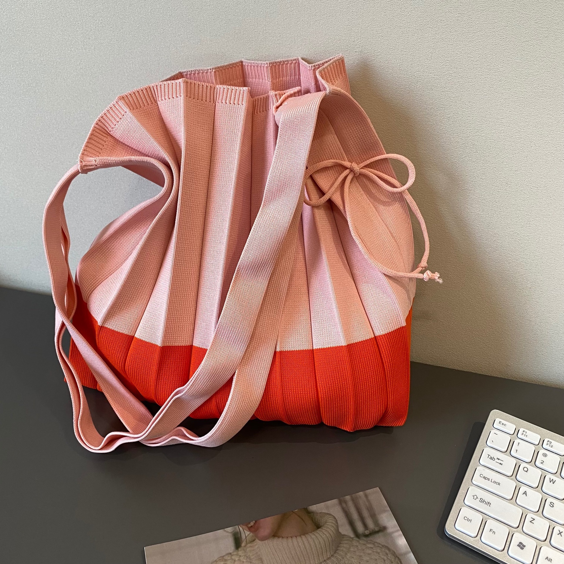 Korean-style pleated color-blocked single-shoulder bag, large-capacity tote bag for travel, color-blocked knitted drawstring bag, versatile and fashionable details Picture