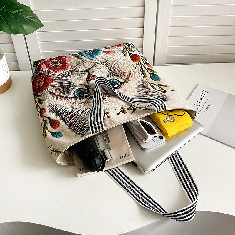 A new cross-border single-sided embroidered ethnic sail fabric bag has been released. It is a fashionable women's single-shoulder bag with gold thread embroidery Application Scenario