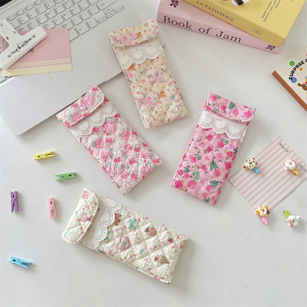 5758 Cartoon printed cotton eyeglass bag, soft ins portable sunglasses bag for girls, pressure-resistant eyeglass case storage bag Application Scenario