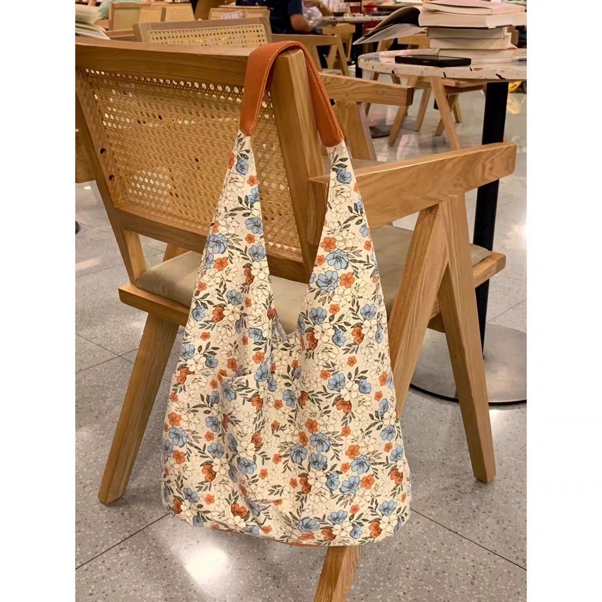 Japanese-style Hong Kong-style design small floral single-shoulder bag 2024 new model, high appearance level, versatile retro large capacity tote bag details Picture