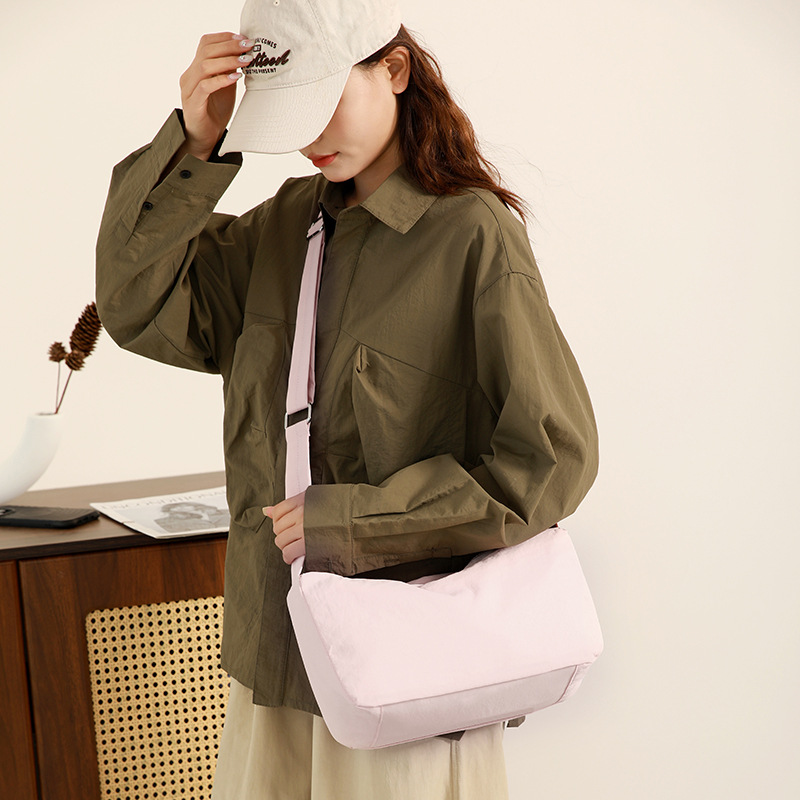 The new crossbody bag is a large-capacity women's bag, a fashionable single-shoulder bag for commuting, and a casual, light and high-end women's bag details Picture