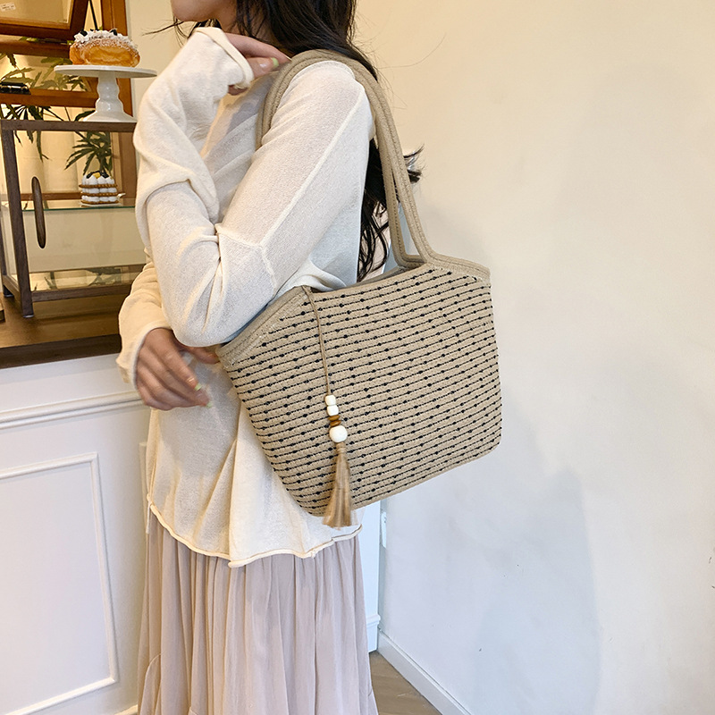 A trendy and stylish underarm bag for summer, a simple single-shoulder bag for women, and a fashionable, casual, and high-quality bag Specification drawing