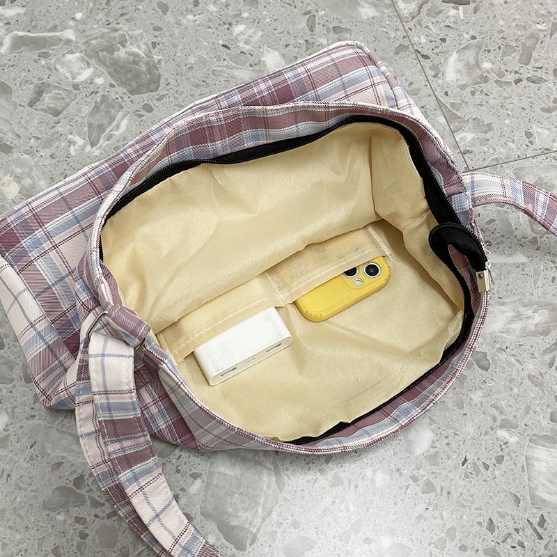 2022 New single-shoulder women's trendy checkered Korean style versatile crossbody bag for boys and girls, textbook bag Application Scenario