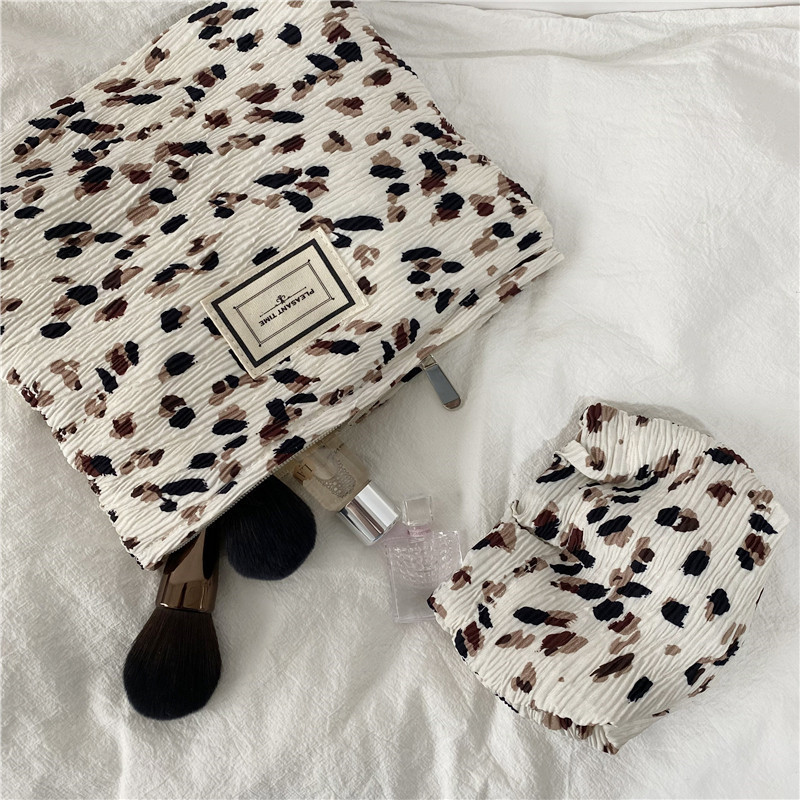 18121 Fresh Hand-held crumpled fabric chiffon cosmetic bag, Portable travel phone Storage bag, loose change clutch Application Scenario