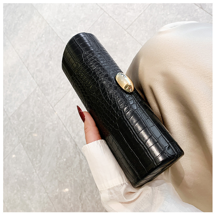 Warm brown crocodile-patterned long baguette bag, clutch bag, trendy motorcycle, date, party, and irregular-shaped bag for autumn and winter Application Scenario