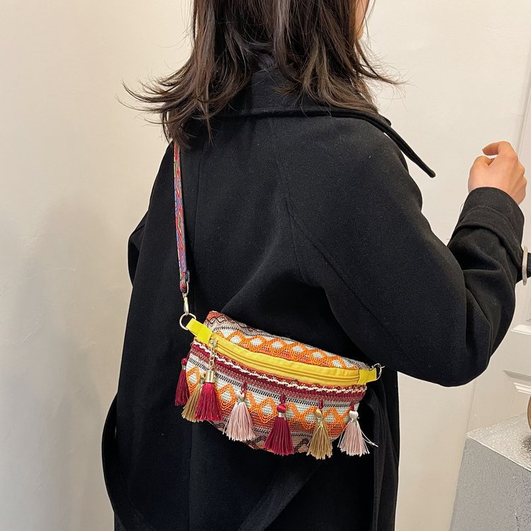 Shoulder Bag Fashion Women's Bag 2022 New Style Super Popular ethnic style individual single-shoulder crossbody bag tassel chest bag details Picture