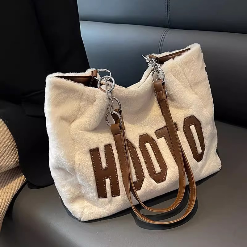 This 2023 new autumn and winter commuter bag with a large capacity of wool and fleece for women is fashionable and versatile. It is a single-shoulder tote bag with letters full figure
