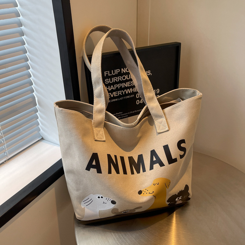 This is a large-capacity 2024 new canvas single-shoulder student commuting and class tote bag with a laid-back style and a high level of appearance Application Scenario