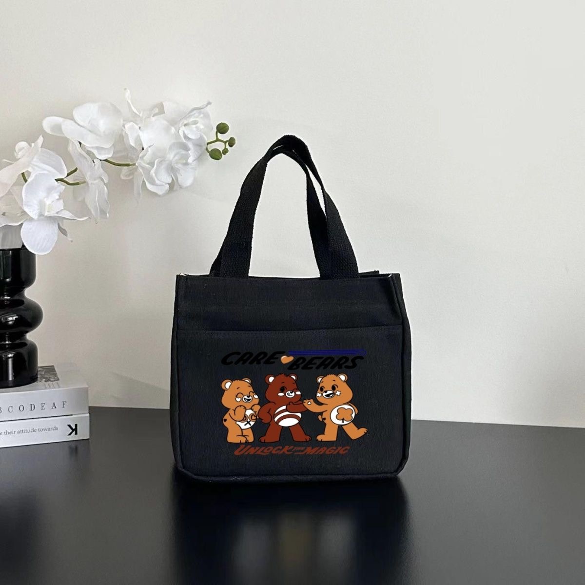 New canvas handbag, large capacity, simple and versatile for office workers and students, lunch box, mom's work lunch box Application Scenario