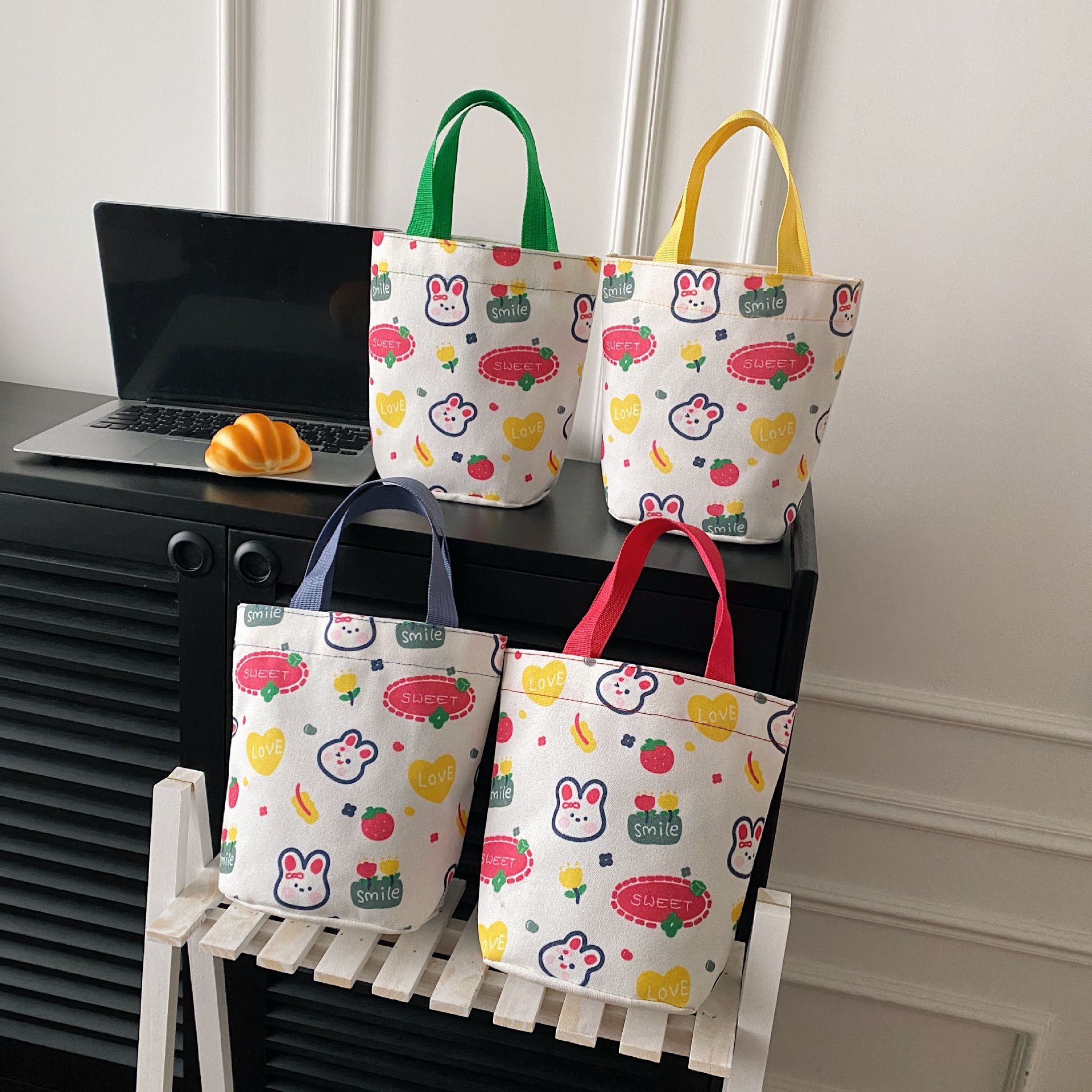 The 2023 new Japanese-style bucket-shaped hand-held canvas bag is simple, versatile and artistic. It features a small capacity bento box for both men and women full figure