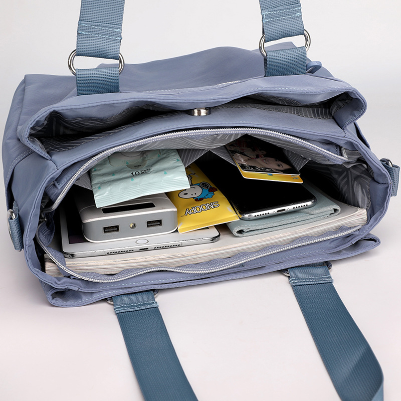 New fashionable and trendy single-shoulder bag for women, large-capacity multi-layer portable crossbody backpack, simple travel underarm bag Application Scenario
