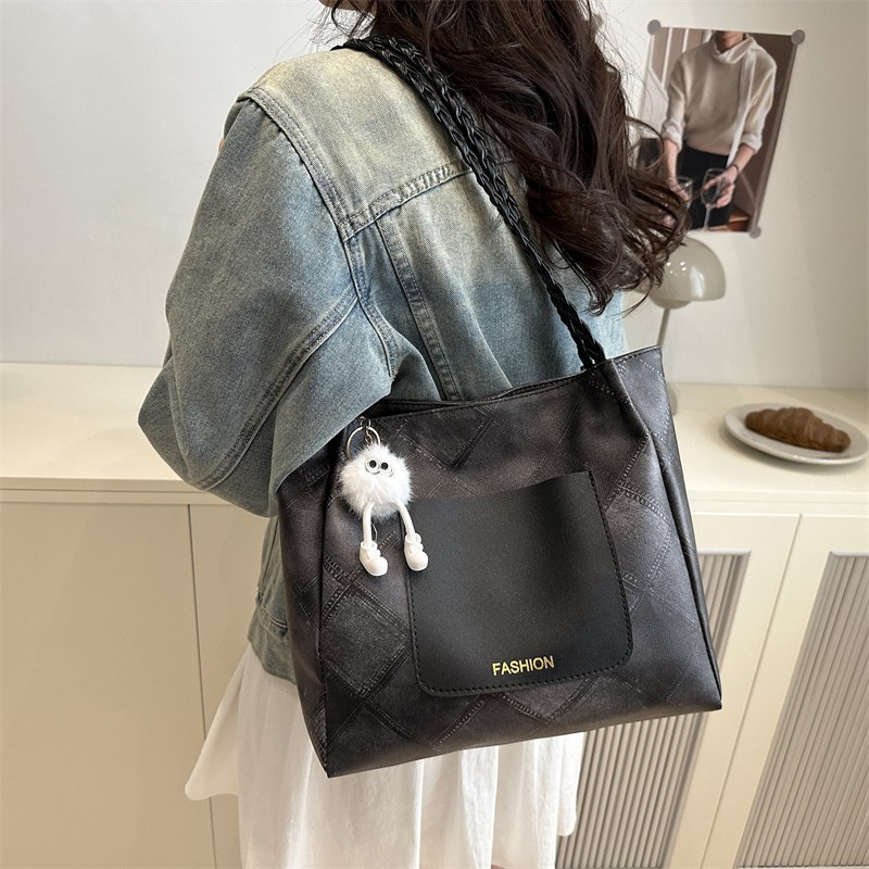 New summer casual and elegant women's bags, large-capacity tote bags, single-shoulder underarm bags, fashionable and trendy commuting and school bags details Picture