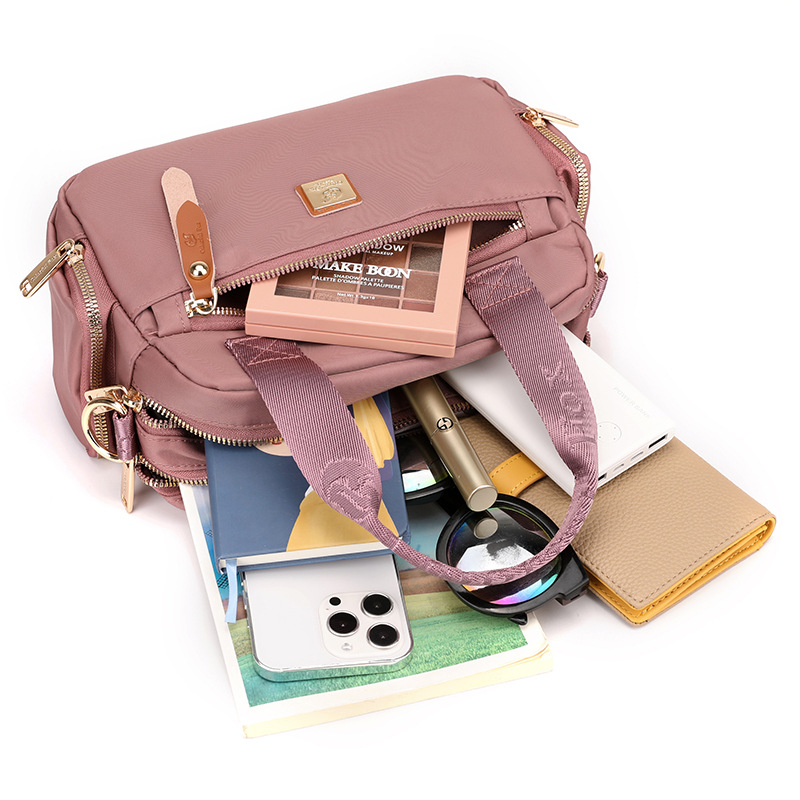 Colorful Fox's new women's multi-layered single-shoulder bag, outdoor casual and fashionable crossbody bag, commuter portable handbag Application Scenario