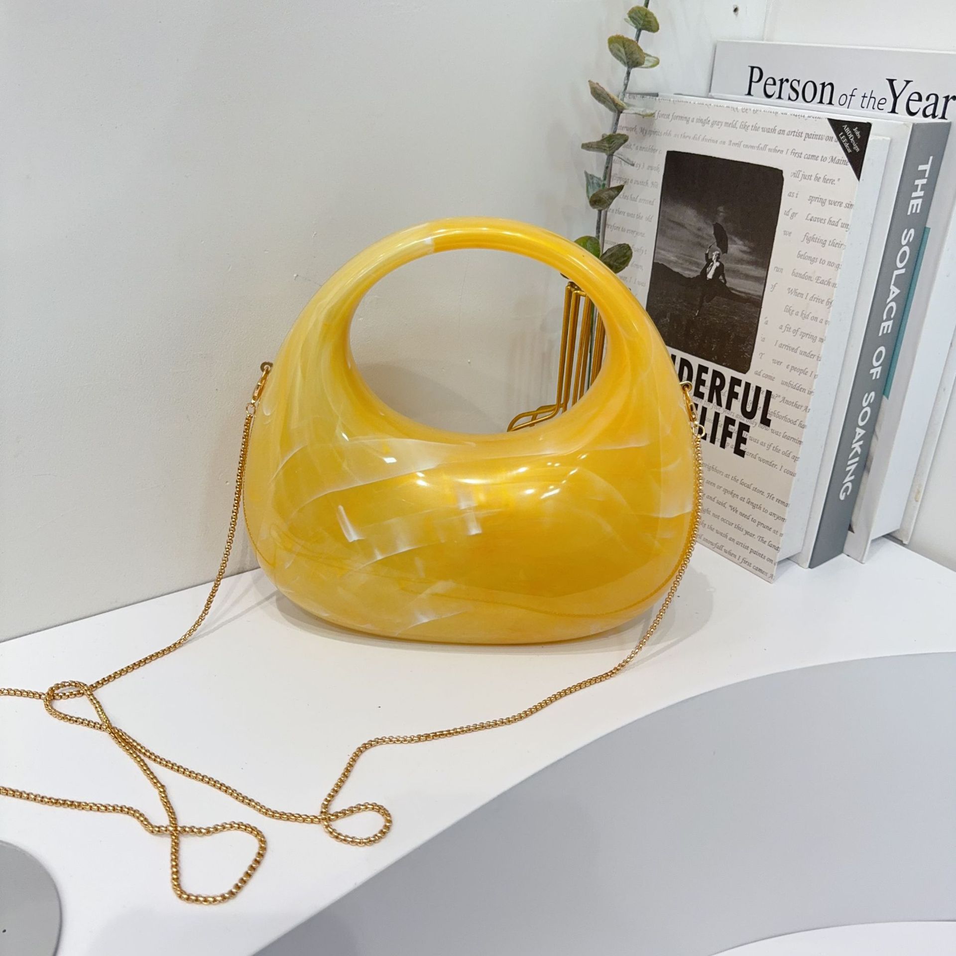 Cross-border bestseller, European and American retro marble ice crack acrylic box bag, hand-held, underarm moon dinner women's bag Application Scenario