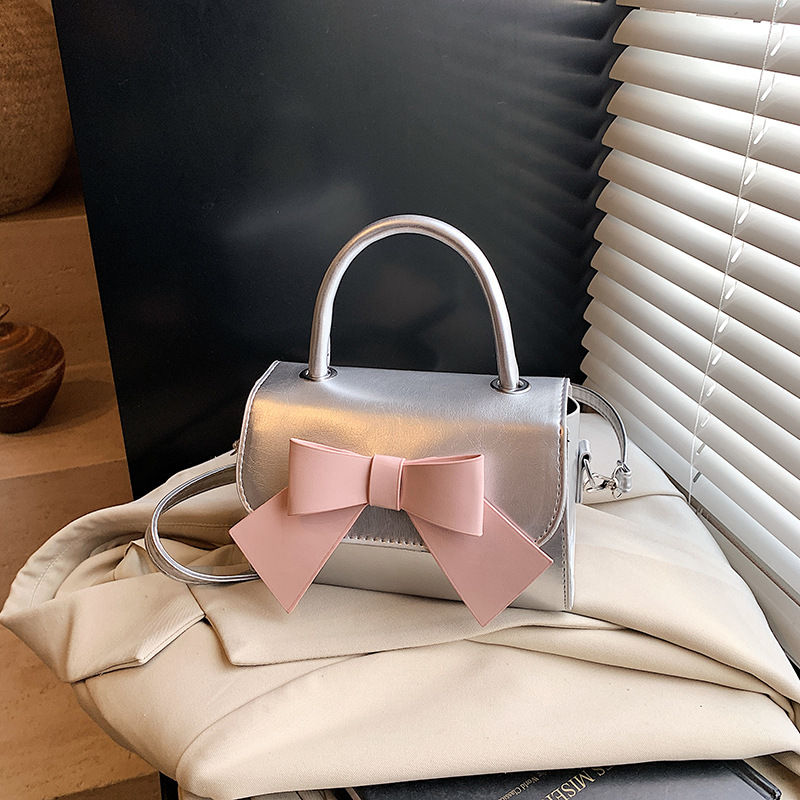 Unique and niche design single-shoulder crossbody bag 2025 Korean-style stylish and cute single-shoulder bag with bow hand-held small square bag Application Scenario
