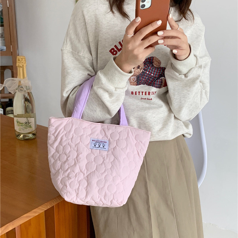 19252 Quilted flower handbag, a fresh and artistic bento bag for women, a student's work and walk, and a mom's bag for wholesale details Picture
