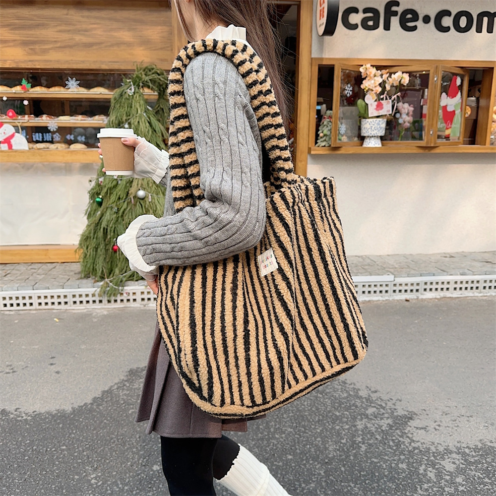 31231 Autumn and Winter New plush polka dot bag, women's hand-held bag, shoulder bag, large-capacity fluffy college student class bag full figure