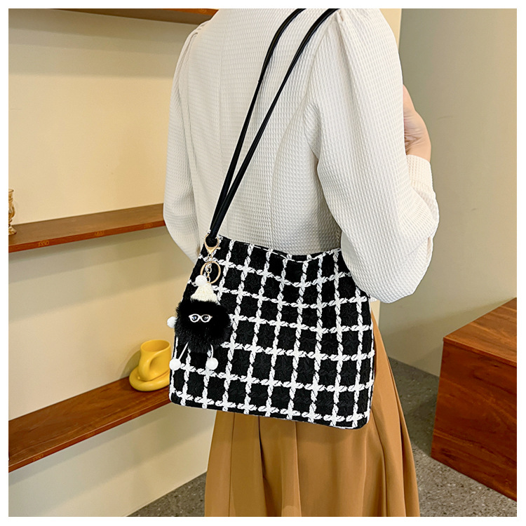 This year's popular bags are versatile for women. The 2023 new tweed bucket single-shoulder bag exudes a sense of sophistication and is a student commuting tote bag Application Scenario