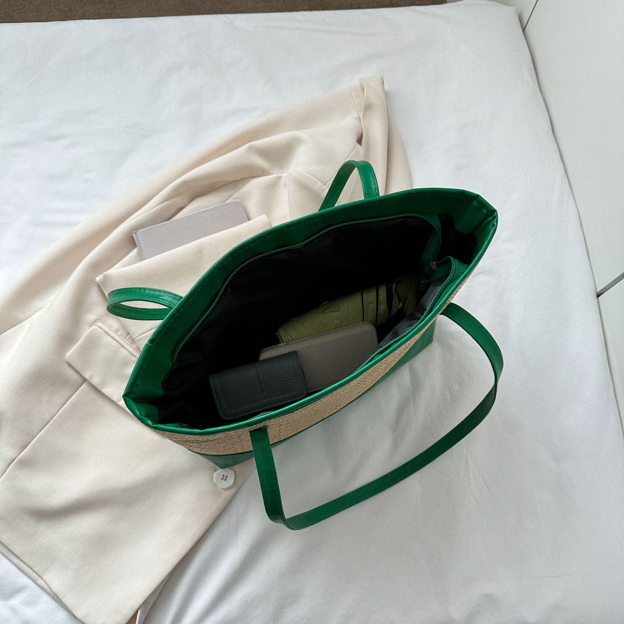 Wholesale of fashionable straw woven large bags for women in 2025, versatile and casual single-shoulder woven bags, simple beach tote bags Application Scenario