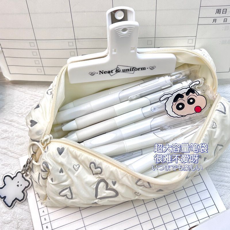 Wholesale of new original heart-shaped pen cases, simple and girlish student stationery bags, study stationery bags and makeup bags Application Scenario