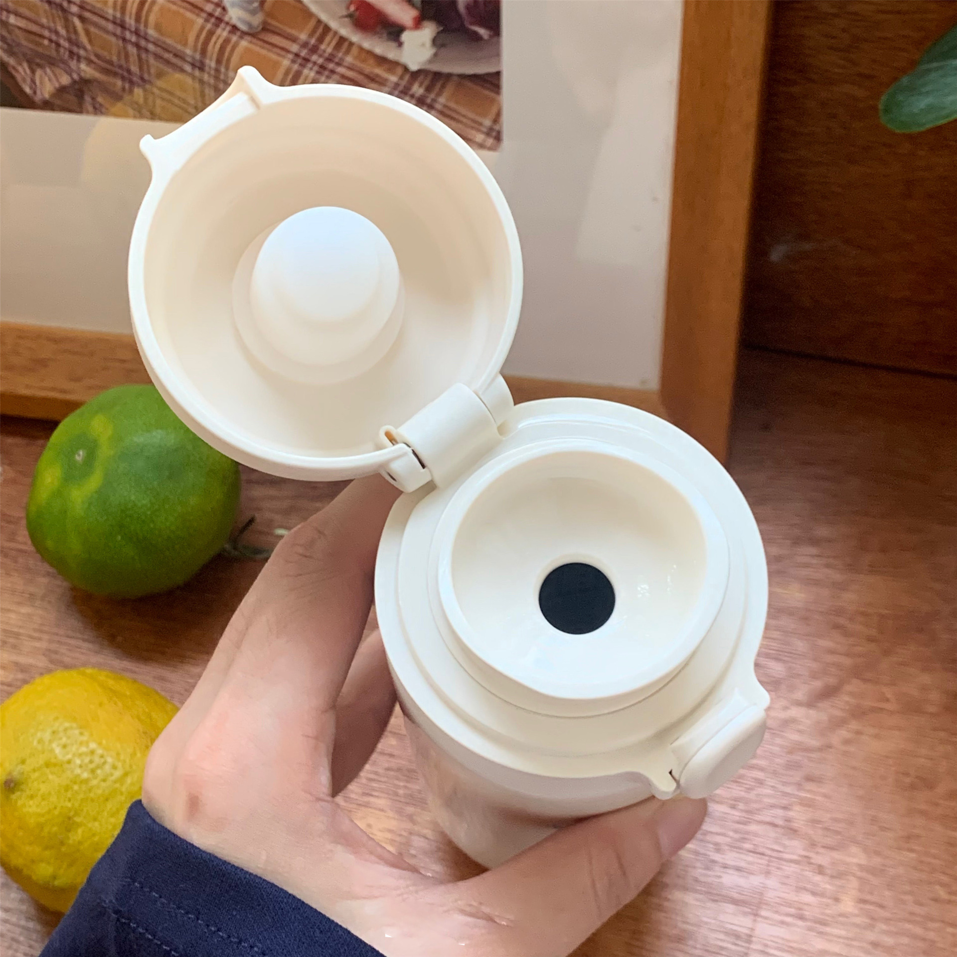 Original design Sweating Dog insulated cup, Korean ins style 304 stainless steel water cup, portable large-capacity insulated cup Application Scenario