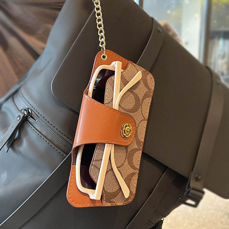 The new hanging bag reading glasses case with thick vegetable-tanned leather snap and pressure-resistant soft leather glasses bag is portable for both men and women Application Scenario