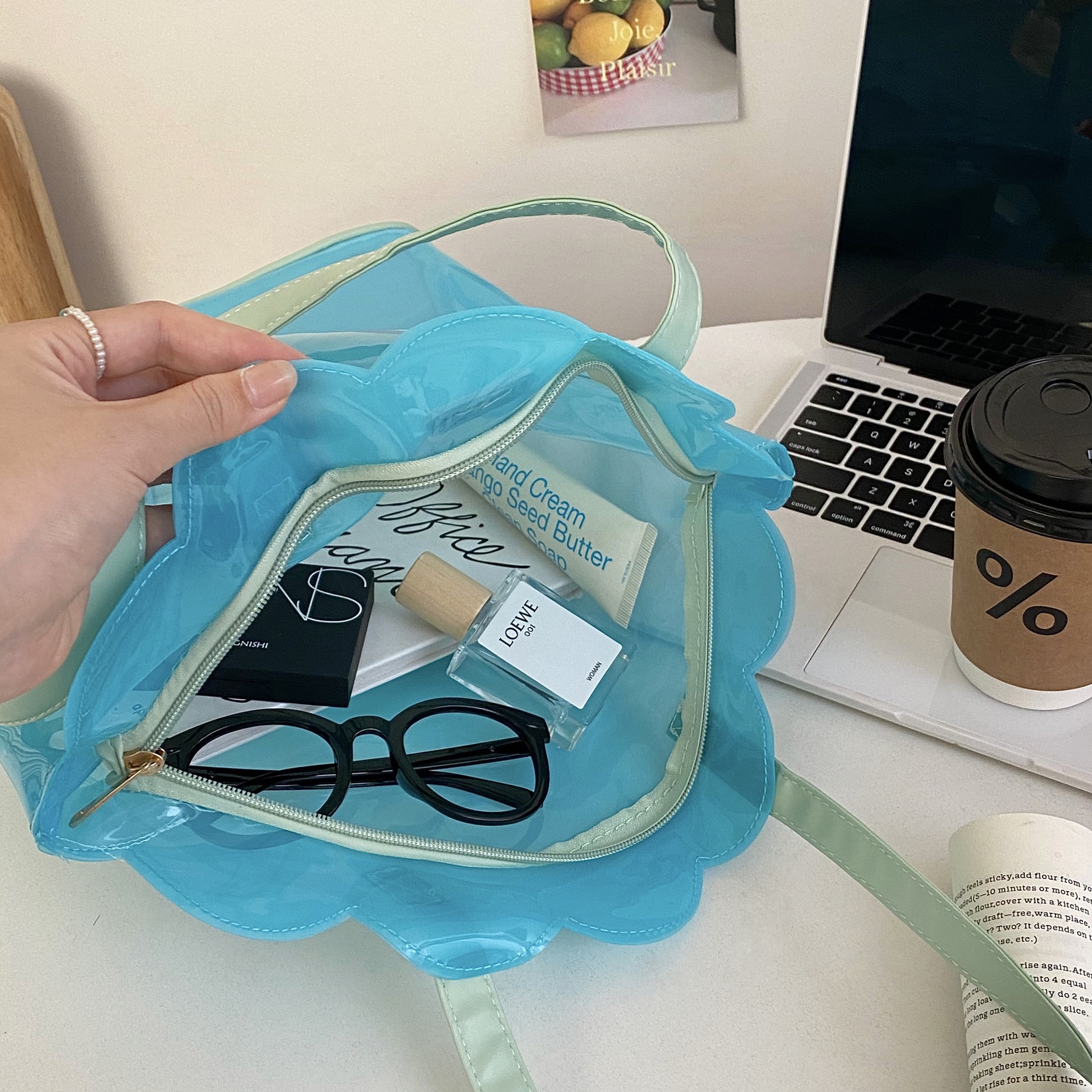 High appearance level transparent shell bag, new summer PVC beach bag, cute waterproof single-shoulder bag, versatile handbag for women Application Scenario