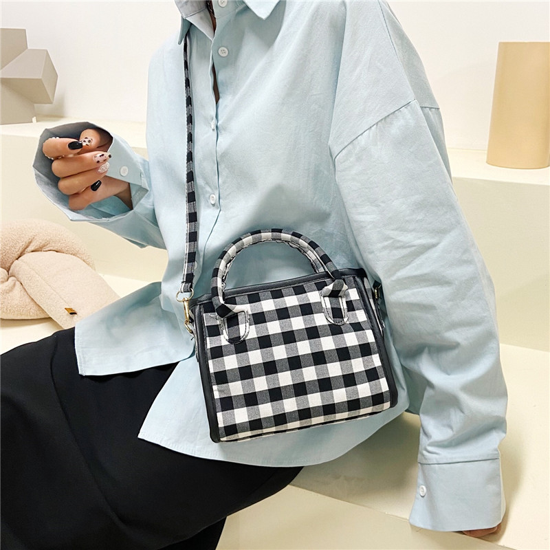 Retro checkered hand-held women's bag 2021 new Korean style, trendy, simple and stylish, women's fashionable single-shoulder bag and crossbody bag Application Scenario
