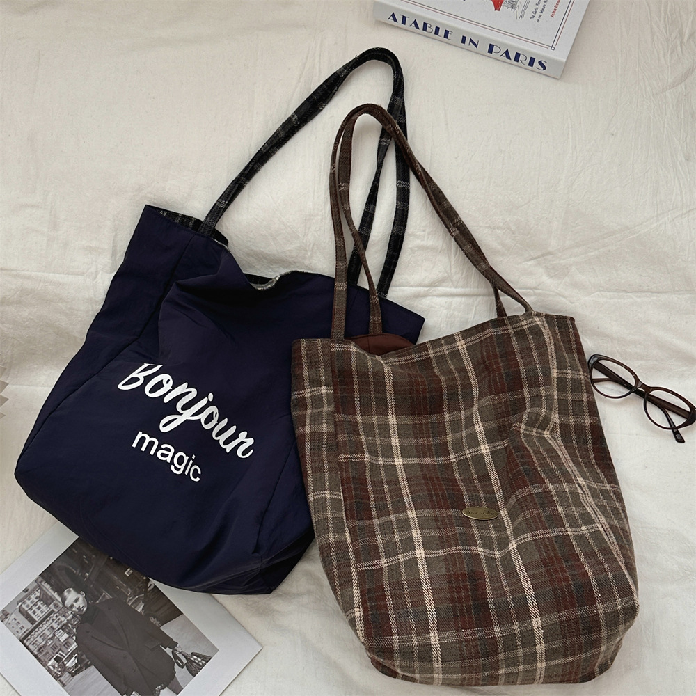 410271 Woolen checkered casual large-capacity fashionable single-shoulder bag, new style for college students to carry on both sides, retro hand-held full figure