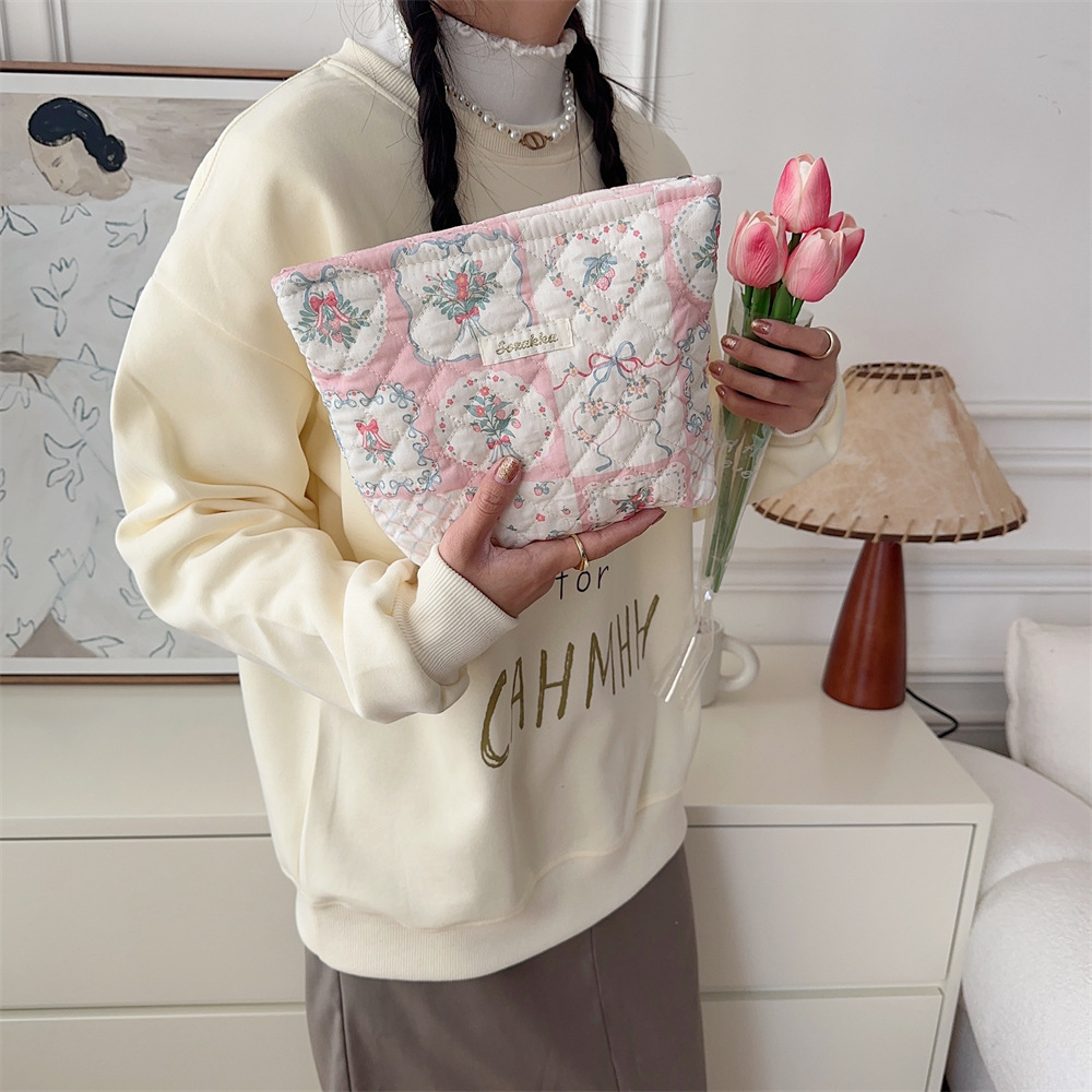 312282 Autumn and Winter New Style Cute and soft makeup Bag for Women with cotton padding, large-capacity portable cosmetics storage bag Application Scenario