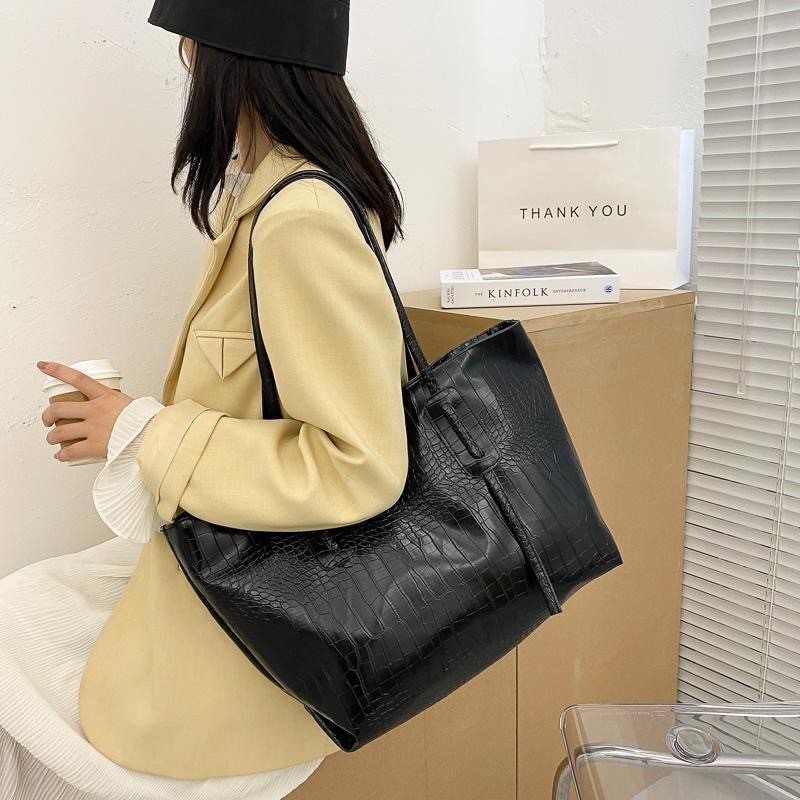 Simple and large-capacity bag 2025 new style, trendy and versatile single-shoulder bag, female Internet celebrity large-capacity hand-held tote bag full figure