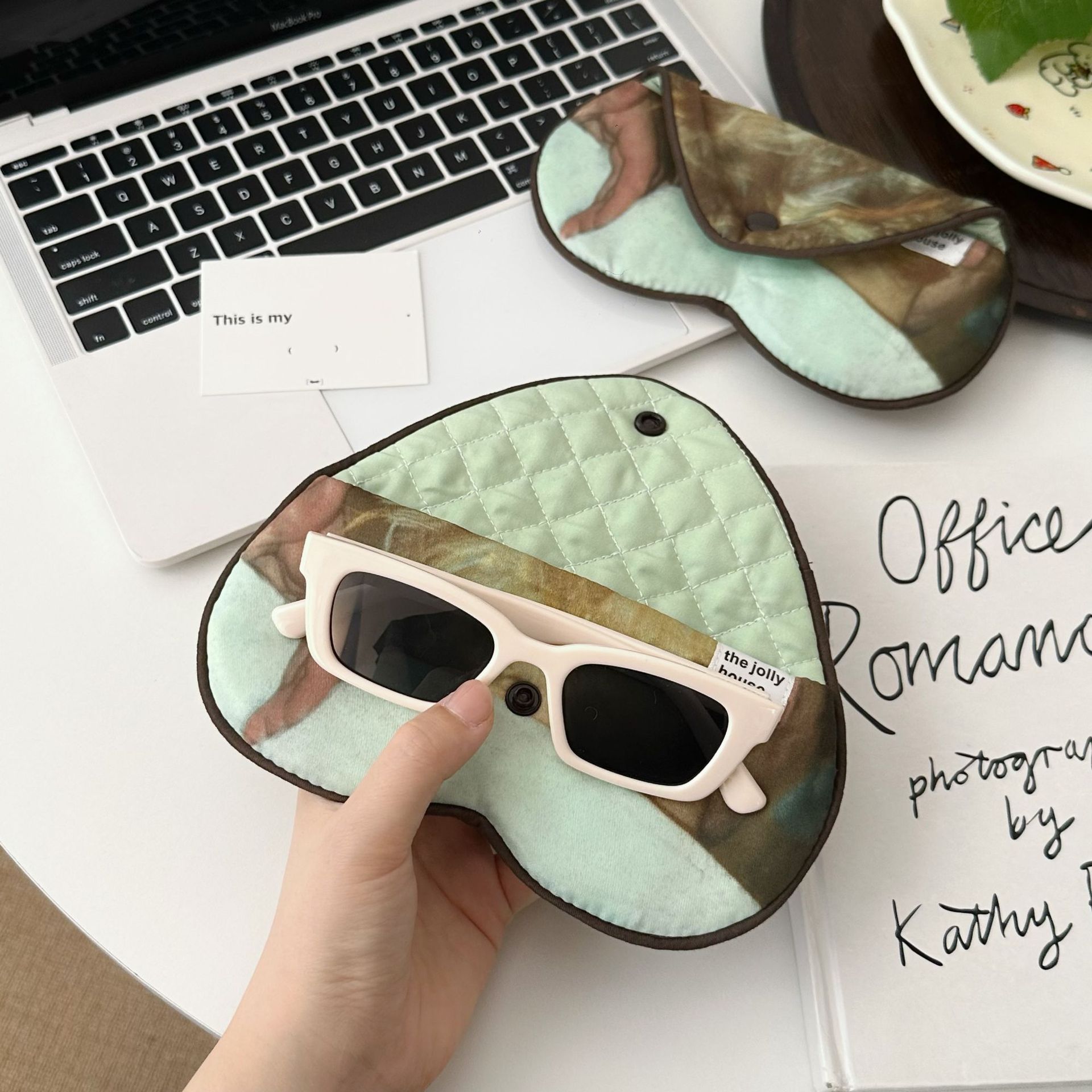 Creative heart-shaped glasses storage bag, portable glasses storage bag for travel, Korean-style sunglasses storage bag full figure
