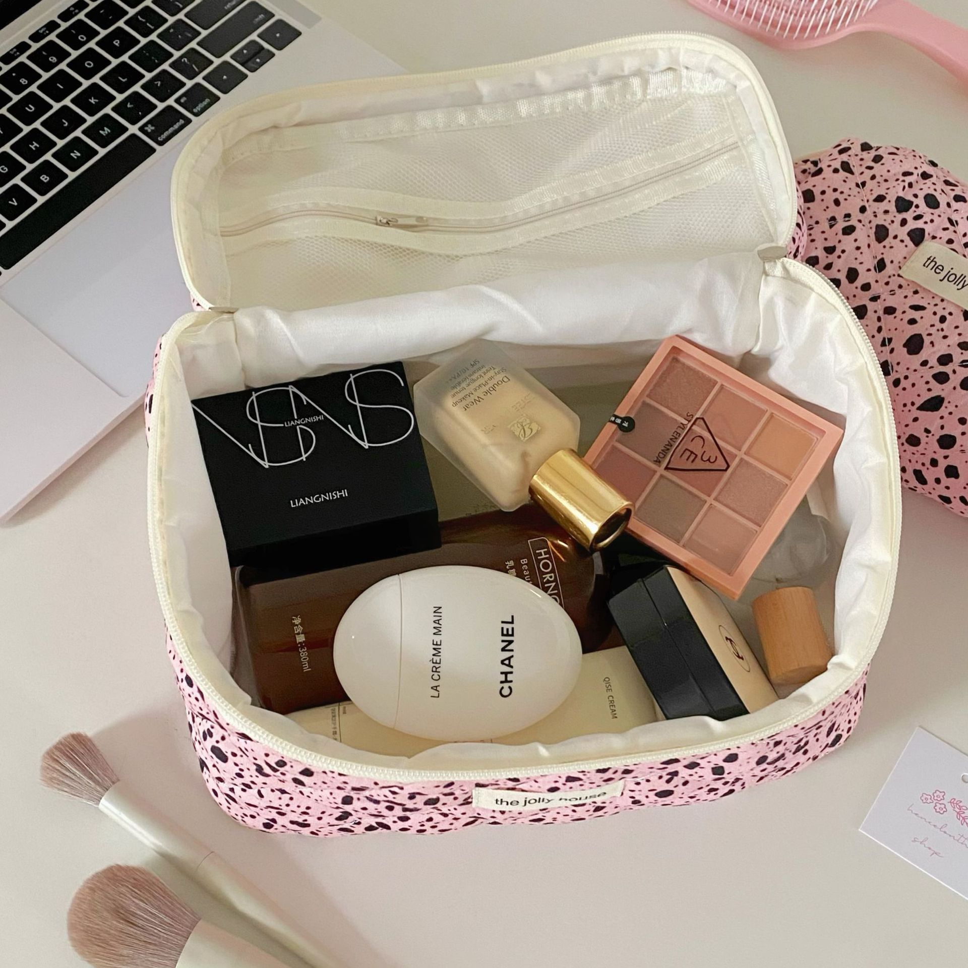 2024 New ink-splashing hand-held makeup bag for women, large-capacity Instagram, travel, skin care and cosmetics storage bag Application Scenario