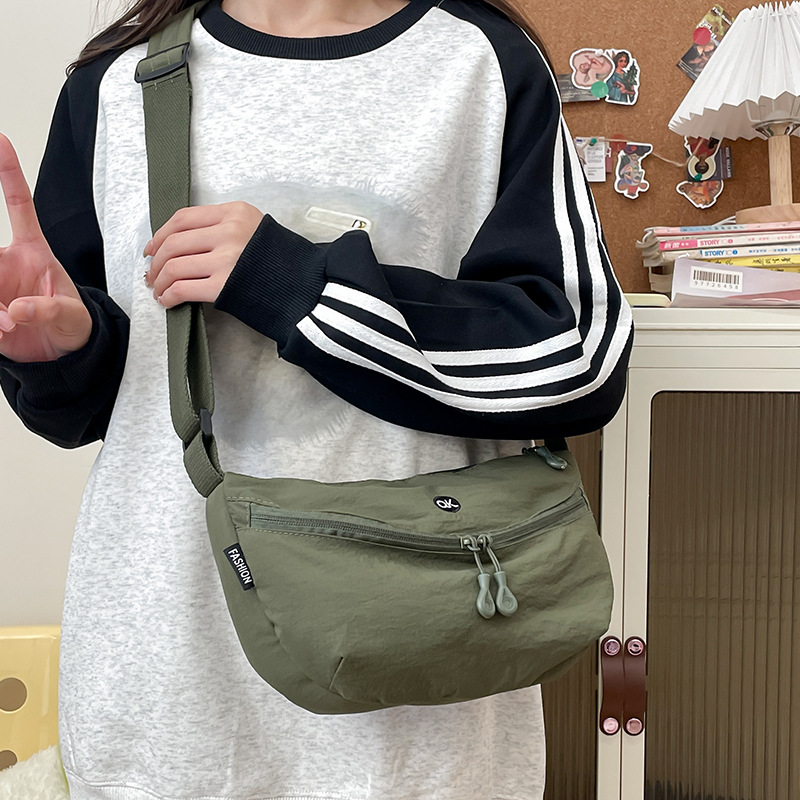 The portable and simple dumpling bag 2024 new style versatile sports cycling chest bag and daily commuting single-shoulder crossbody bag are selling well details Picture